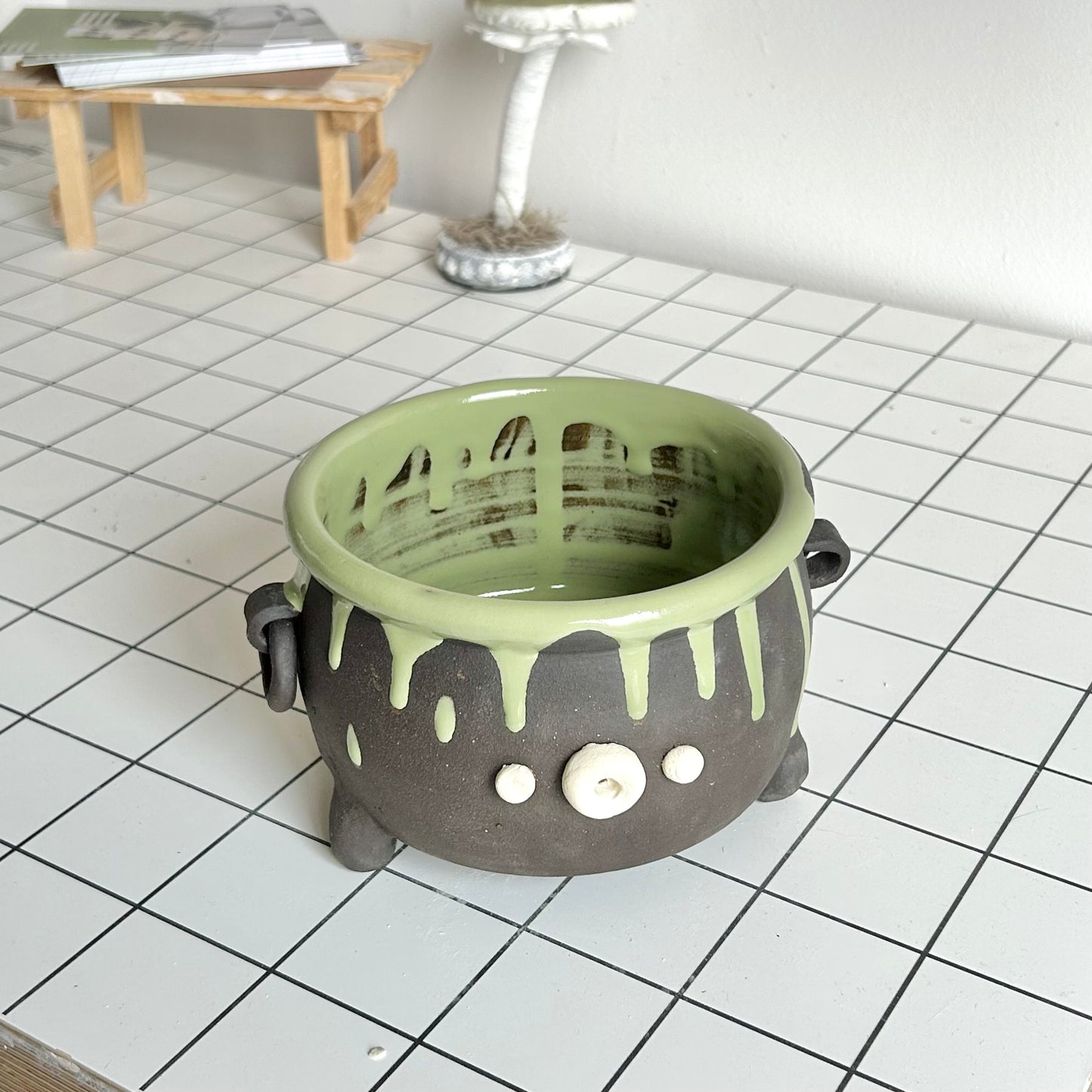 cauldron pot (imperfect)