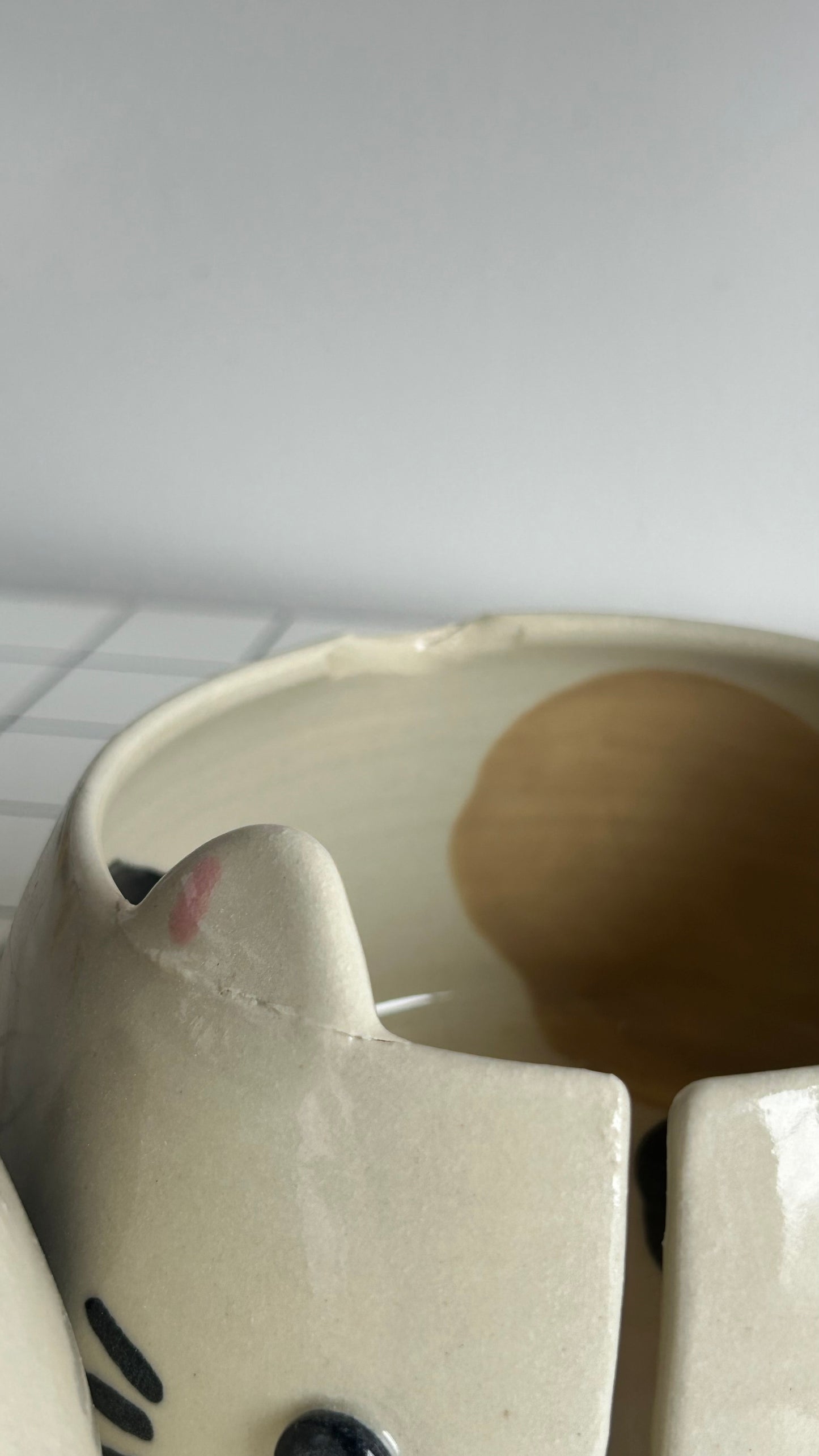 calico cat yarn bowl (small crack on ears)