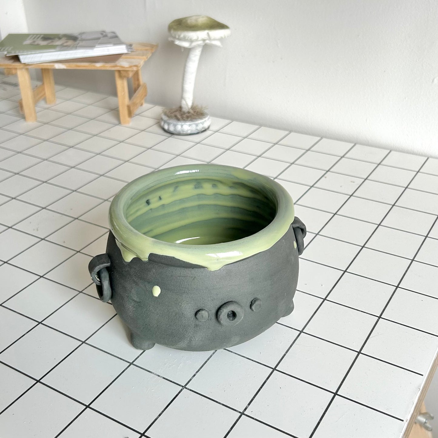 cauldron pot (imperfect)