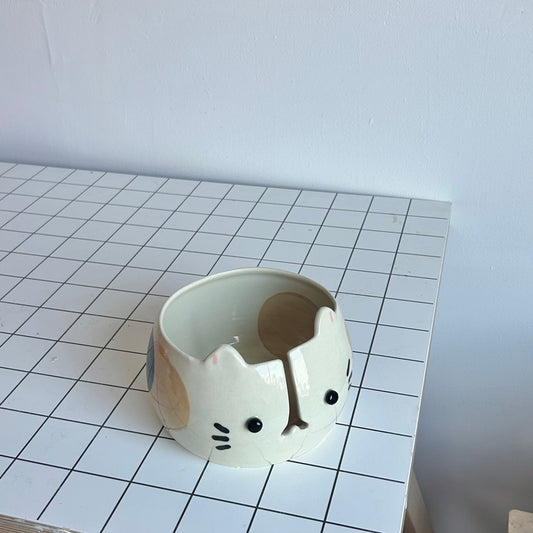 calico cat yarn bowl (uneven rim)